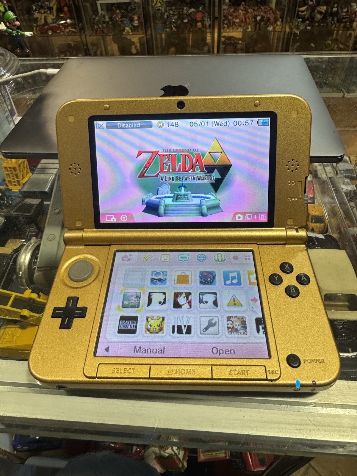Nintendo 3DS XL The Legend of Zelda A Link Between Worlds Limited Edition Gold